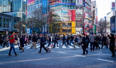 群人在大街上
